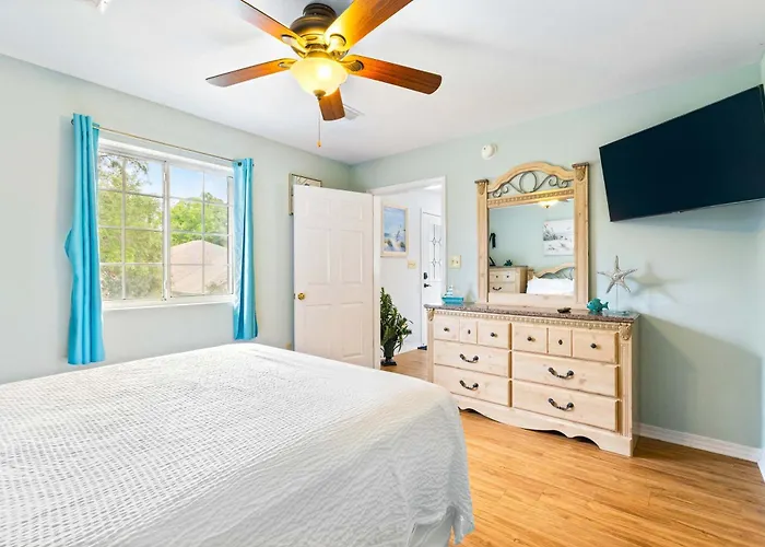 5br Located On Canal Backyard With Deck And Bbq Holiday home *