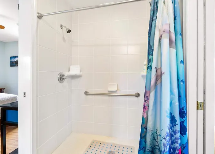 5br Located On Canal Backyard With Deck And Bbq