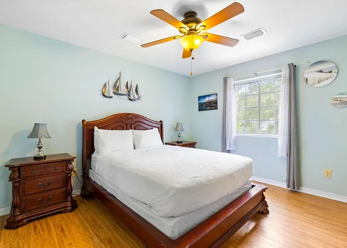 Holiday home 5br Located On Canal Backyard With Deck And Bbq