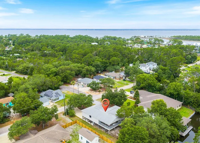 Holiday home 5br Located On Canal Backyard With Deck And Bbq